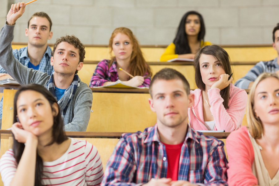Students listen to a lecture and concentrate